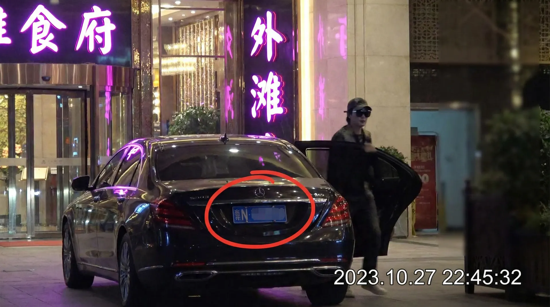 媚黑-潮流资讯平台|独家内容|时尚互动社区 - 豪车餐厅外偷拍