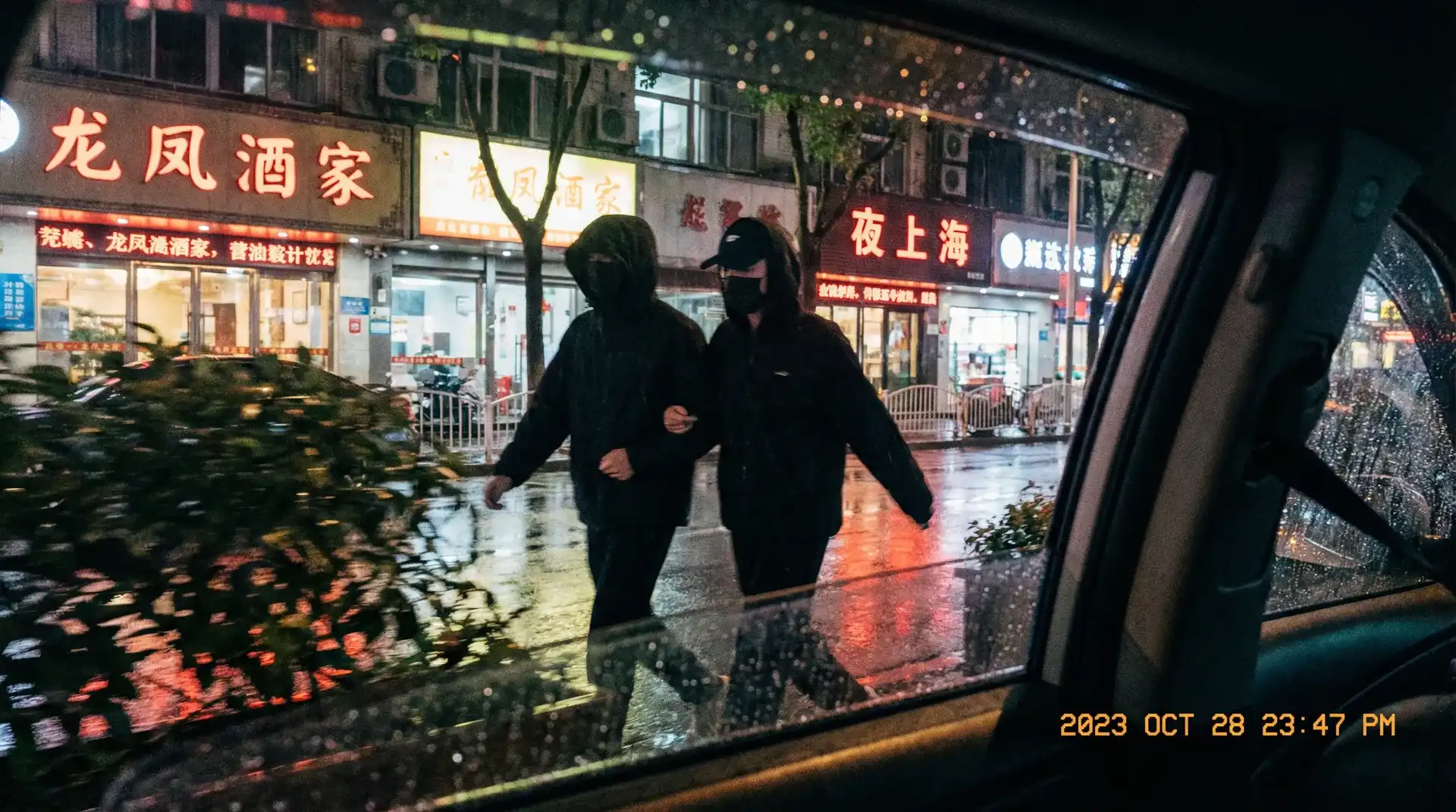 媚黑-潮流资讯平台|独家内容|时尚互动社区 - 顶流明星深夜密会现场抓拍照片
